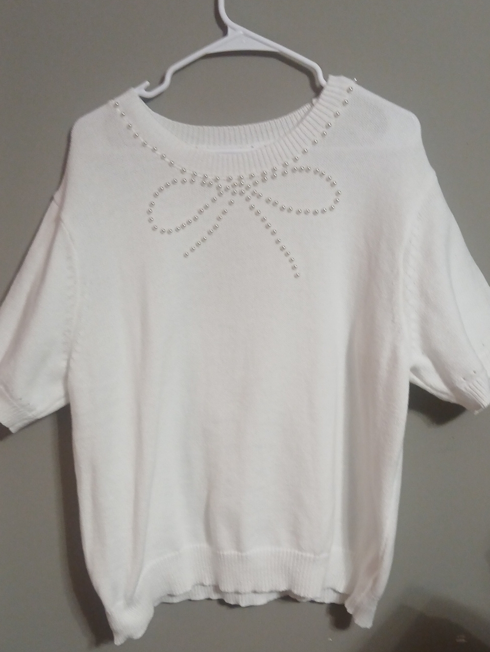 Elegant White Short-Sleeve Crew Sweater with Rhinestone Bow